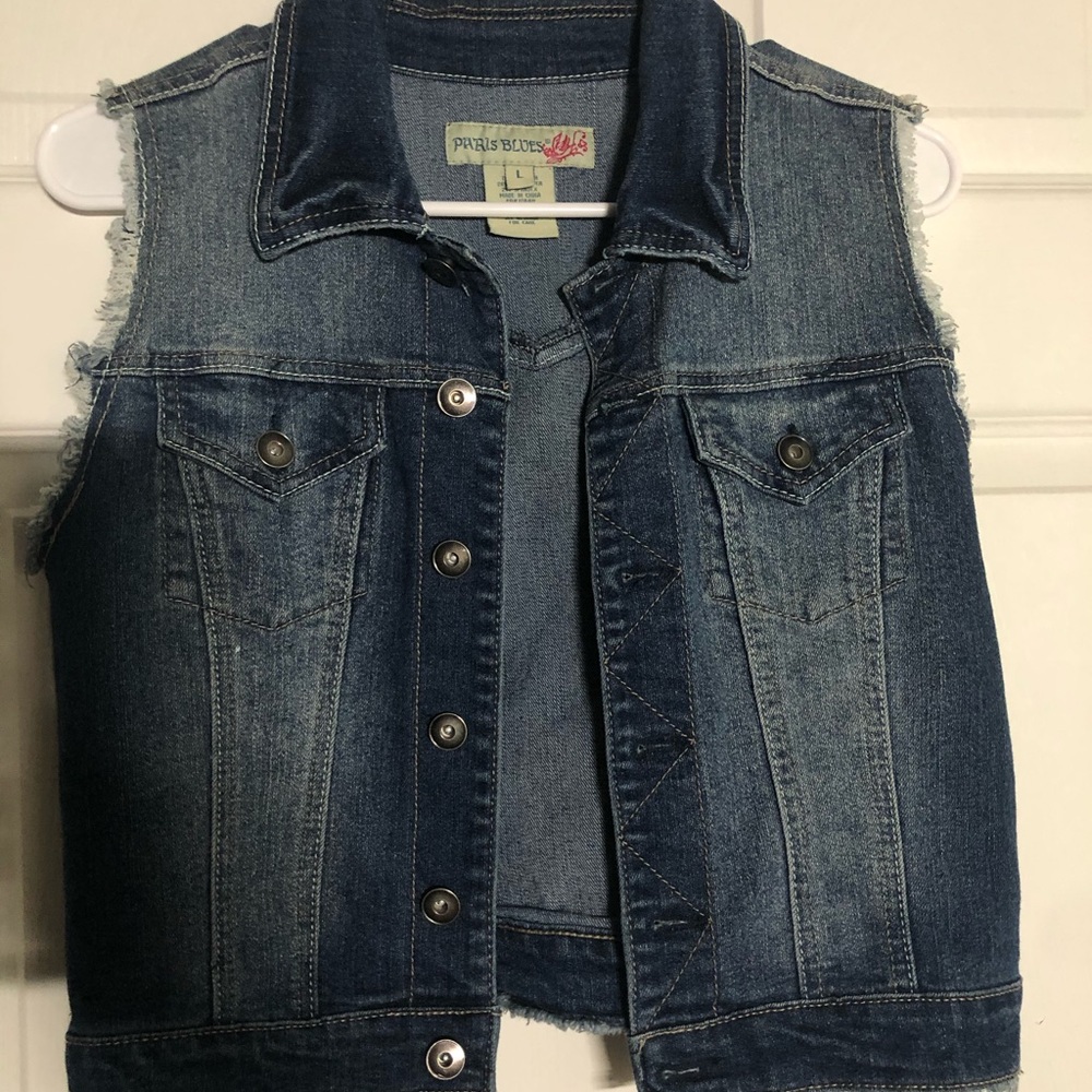 Cropped fringe sleeveless denim jacket